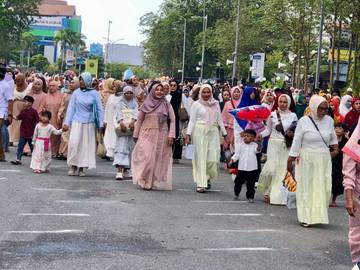 Ribuan Jemaah Salat Iduladha di Jalan Rahadi Usman 