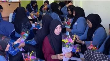 Ibu-Ibu Berlatih Membaca Nyaring dan Membuat Bucket 