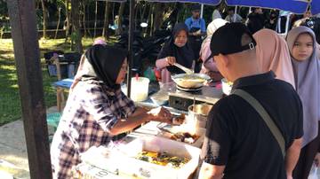 Warga Padati Stan UMKM di Jalan Letkol Sugiono 