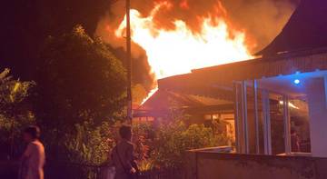 Satu Unit Rumah Terbakar dan Mobil Masuk Parit