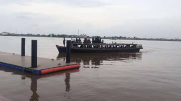 Kapal Motor Bersandar di Dermaga Makam Kesultanan Kadariah