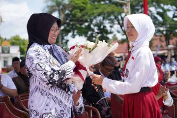 7.000 Guru Padati Alun-alun Kebumen 