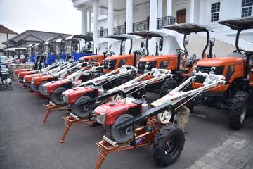 Bupati Serahkan 104 Unit Alsintan Senilai Rp12 Miliar