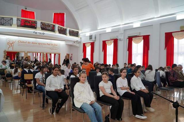 KBRI Bucharest Donasikan Angklung ke Sekolah Disabilitas - RRI.co.id
