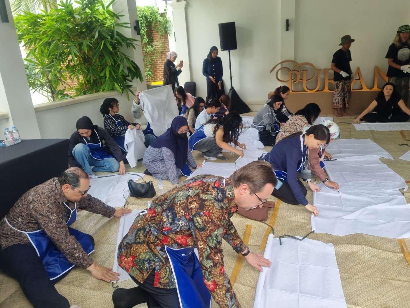 Diplomat Negara Sahabat Belajar Membatik di Jakarta 