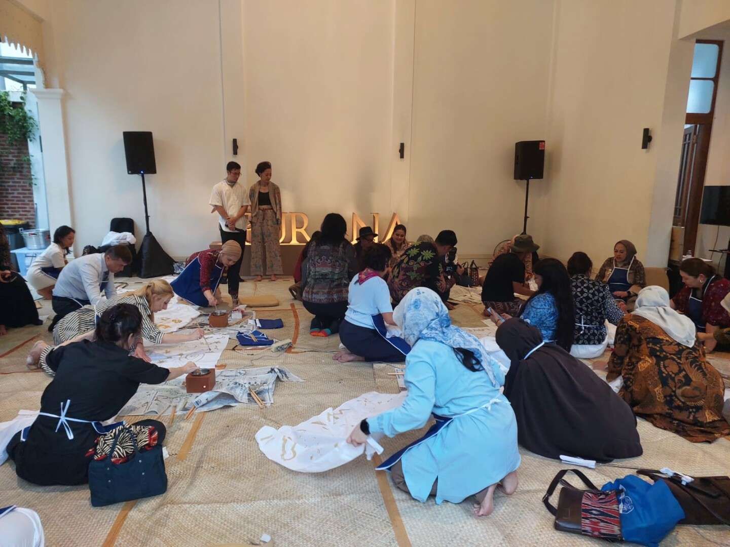 Diplomat Negara Sahabat Belajar Membatik di Jakarta 