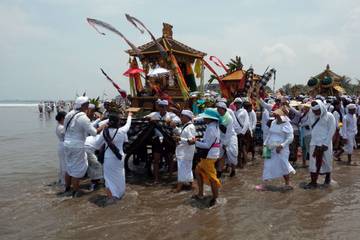 Upacara Melasti menyambut Hari Raya Nyepi