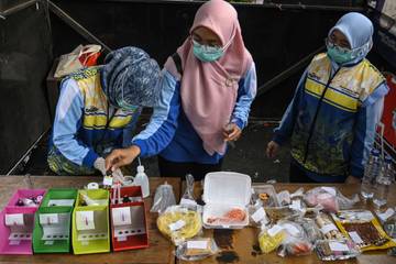 Petugas Dinas Kesehatan Lakukan Pengujian Takjil