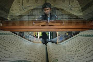 Al Quran Raksasa di Masjid Raya Makassar