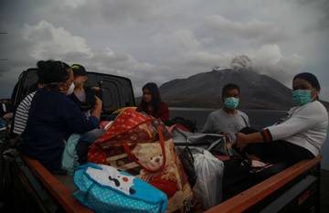 Evakuasi Warga Terdampak Erupsi Gunung Ruang Sulut