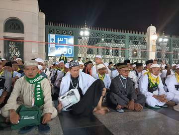 Suasana JCH Indonesia Memasuki Raudhah Masjid Nabawi