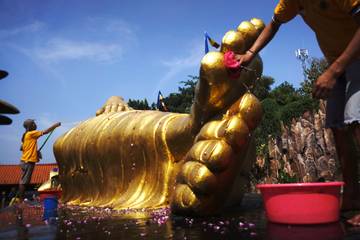 Pembersihan patung Budha di Mojokerto