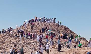 Jemaah Calon Haji Indonesia Kunjungi Jabal Uhud