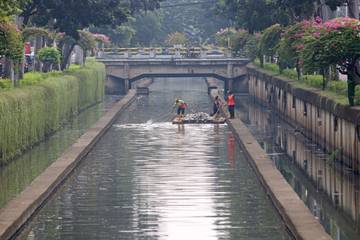 Menjaga Kebersihan Kali Cideng Jakarta