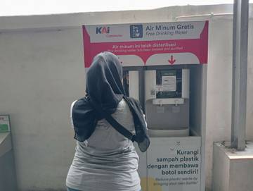 Warga Manfaatkan Fasilitas Air Minum Gratis dari KRL