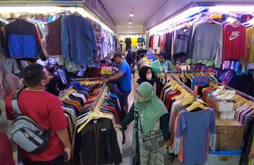 Berburu Baju Bekas Impor di Pasar Senen Jaya Jakarta
