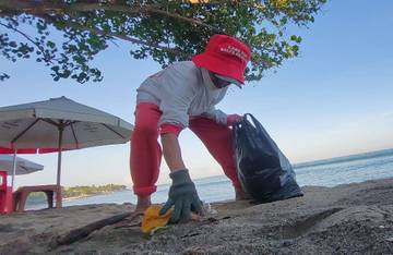 Rutinitas Jaga Kebersihan Pantai Kuta Bali