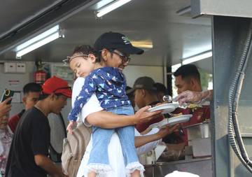 Polisi Bagikan Makan Gratis 