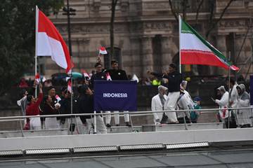 Gaya Tim Indonesia saat Defile Pembukaan Olimpiade Paris
