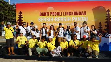 RRI Bersih-bersih Pantai Legian Bali bersama Masyarakat