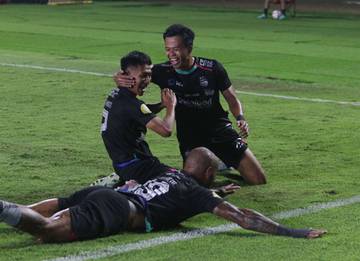 Persib Beri Pelajaran Bagi PSBS di Laga Pembuka