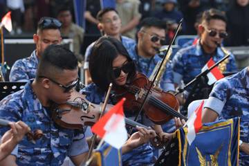 Orkestra TNI AU Hibur Warga Jakarta saat CFD