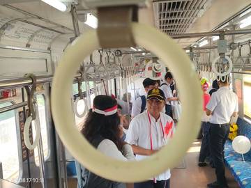 Berbagi Bendera dan Cokelat HUT RI di KRL 