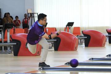 Aksi Atlet Bowling Jabar Adhiguna Widiantoro Saat Rebut Medali Emas PON 2024 