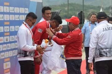 Kadispora Sulsel Kalungkan Medali Pemenang Cabor Dayung Rowing