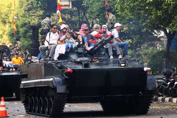 HUT TNI, Antusias Warga Naik Alutsista