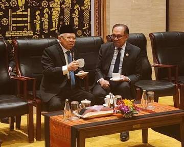 Wapres Salat Berjemaah dengan PM Malaysia 