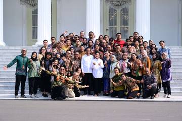 Momen Hangat Presiden-Ibu Negara Foto Bersama Pegawai Istana