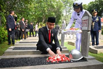 Wapres Gibran Tabur Bunga di Makam Pahlawan