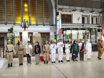 Aksi Teatrikal Hari Pahlawan di Stasiun Jakarta Kota