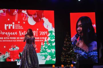 Maria Pudesa Hipnotis Penonton dengan 'Natal di Hatiku'