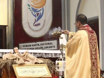 Momentum Jemaat Gereja Katedral Rayakan Misa Malam Natal