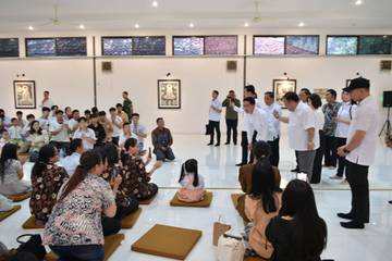 Momen Wapres Kunjungi Klenteng Boen Tek Bio Tangerang
