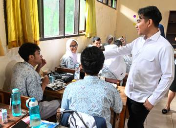 Wapres Gibran Tinjau MBG di SMAN 4 Depok 