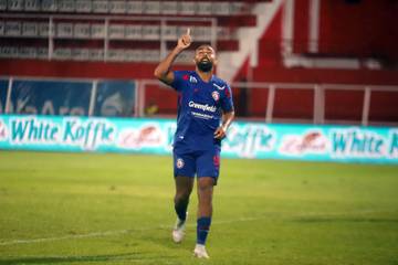 Aksi Pemain Arema saat Kalahkan PSS 6-2