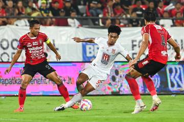 Aksi Laga Bali United vs Malut United