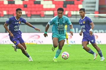 Aksi Laga PSBS Vs Persik di Liga 1