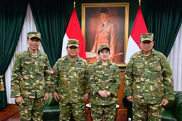 Presiden Prabowo Pimpin Parade Senja di Akmil Magelang