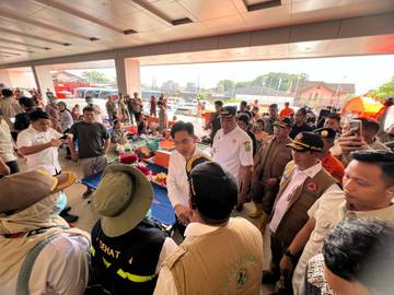Wapres Tinjau Lokasi Pengungsian dan Banjir Bekasi  