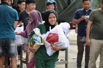 Presiden Prabowo Bagikan Paket Sembako untuk Masyarakat