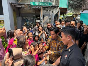 Wapres Bagikan Ratusan Paket Sembako dan Buku Tulis
