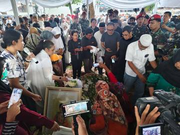 Momentum Ratusan Pelayat Memenuhi Pemakaman Almarhumah Titiek Puspa
