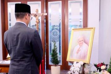 Menlu RI Kunjungi Kedutaan Besar Vatikan Sampaikan Belasungkawa