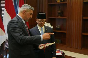 Menlu RI Bahas Peningkatan Kerja Sama dengan Venezuela 