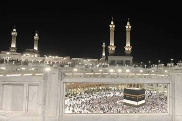 Jemaah Haji Berbagai Negara Tawaf di Masjidil Haram
