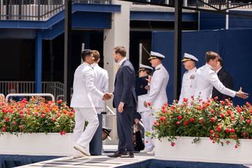 Perwira Muda Lulus dari United States Naval Academy 